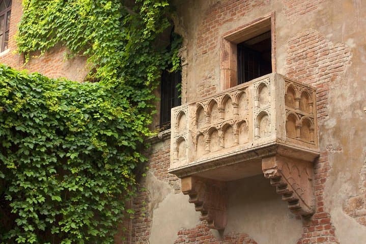 Visit of Verona and Lake Garda. Full day tour from Milan