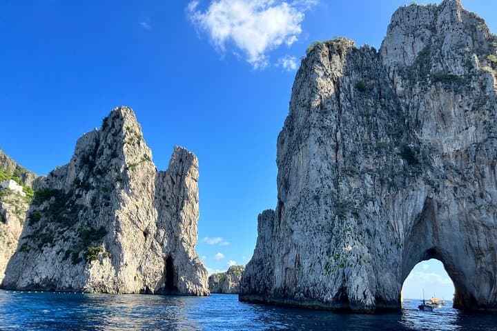 Capri Mini Cruise with Swimming Stop and Free Time on the Island 