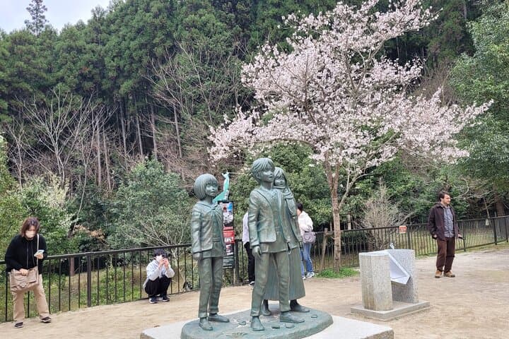 Deluxe Private Tour: Hita, AOT Statues and Onsen from Fukuoka