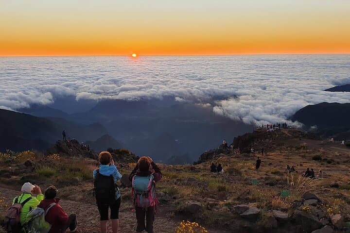 Sunrise in Areeiro Peak 