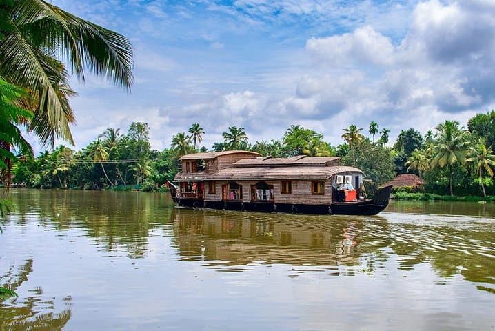 Backwaters Bliss: Cochin to Alleppey Escape