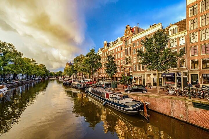 Private Transfer from Berlin to Amsterdam with 2h of Sighseeing