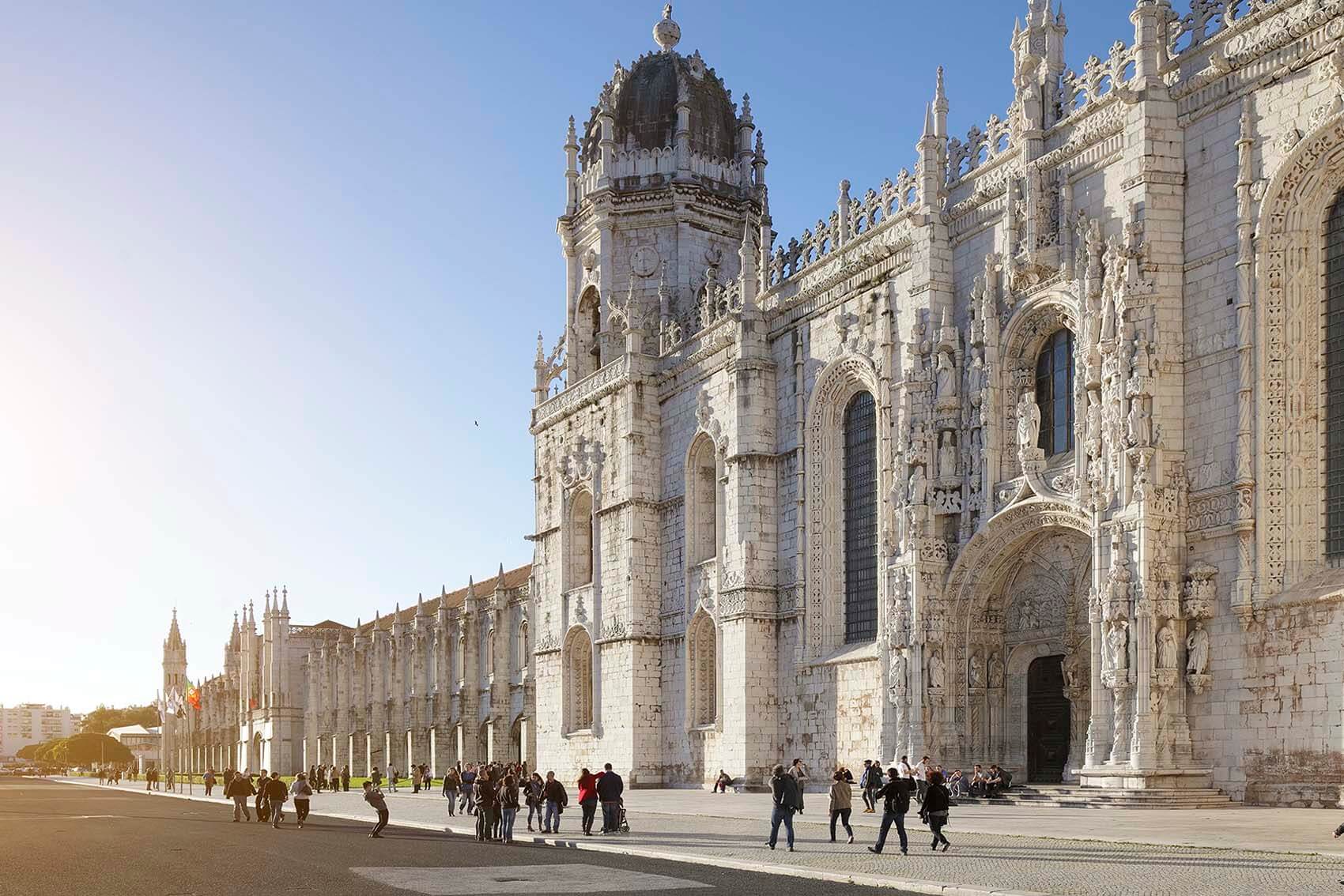 Lisbon Highlights Private Driving and Walking tour