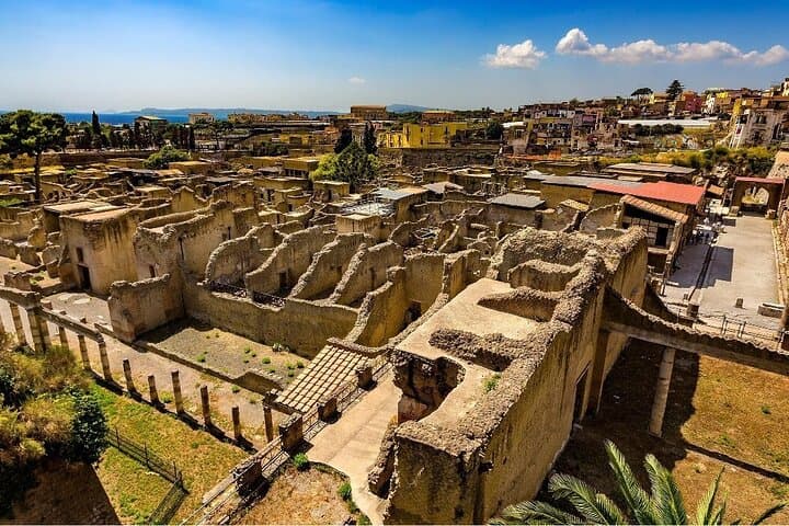 Guided Tour of Herculaneum with Lunch and Ticket Included 