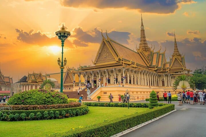 Koh Dach Silk Island and Phnom Penh Full Day Private Tour