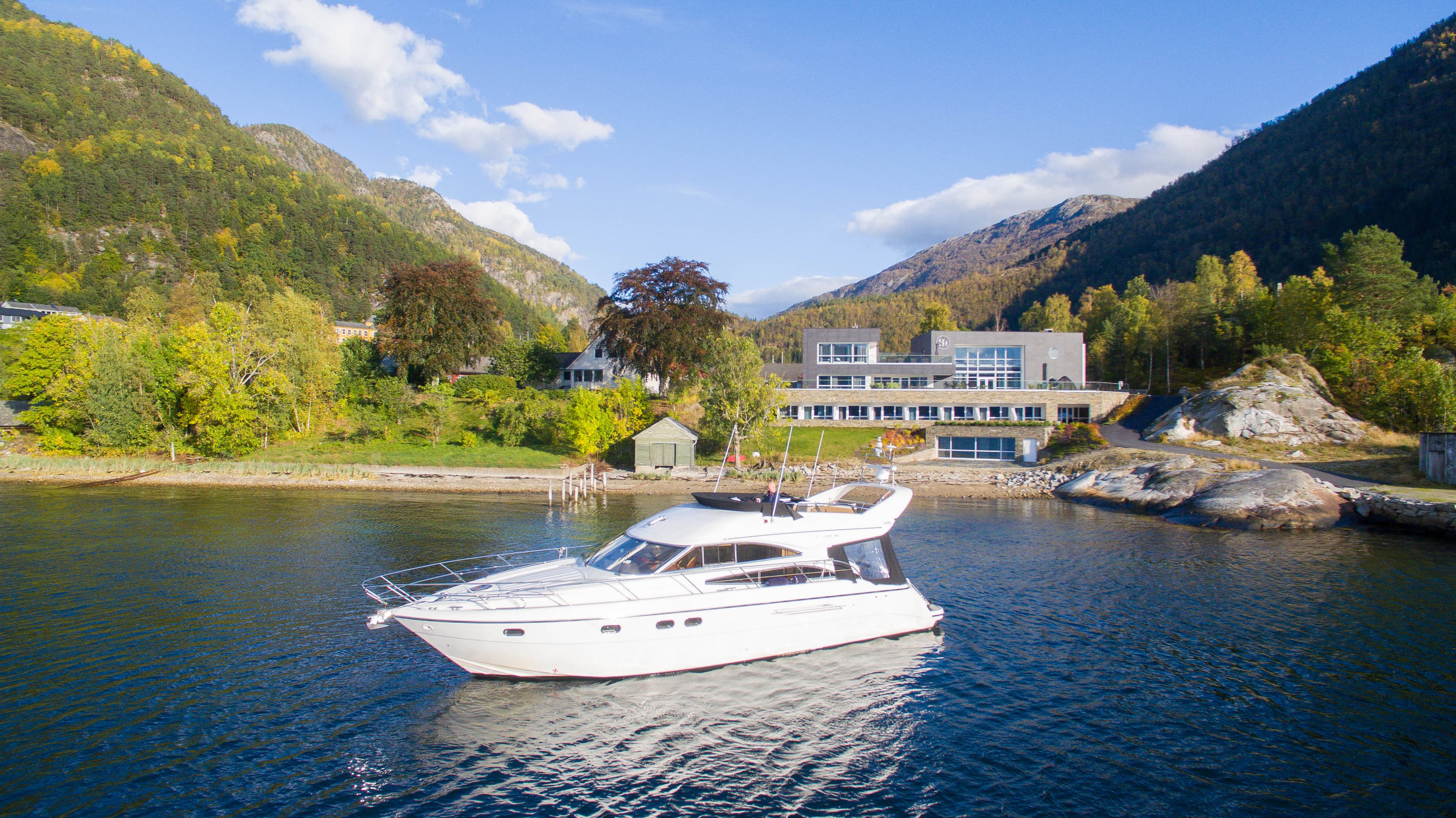 Folgefonna glacier yacht cruise + VIP car transport