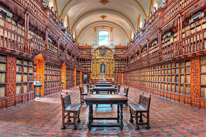 Town walking tour of the city