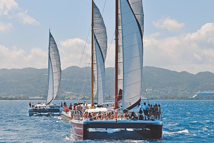 Montego Bay Catamaran: Snorkel Tour with Open Bar & Reggae DJ
