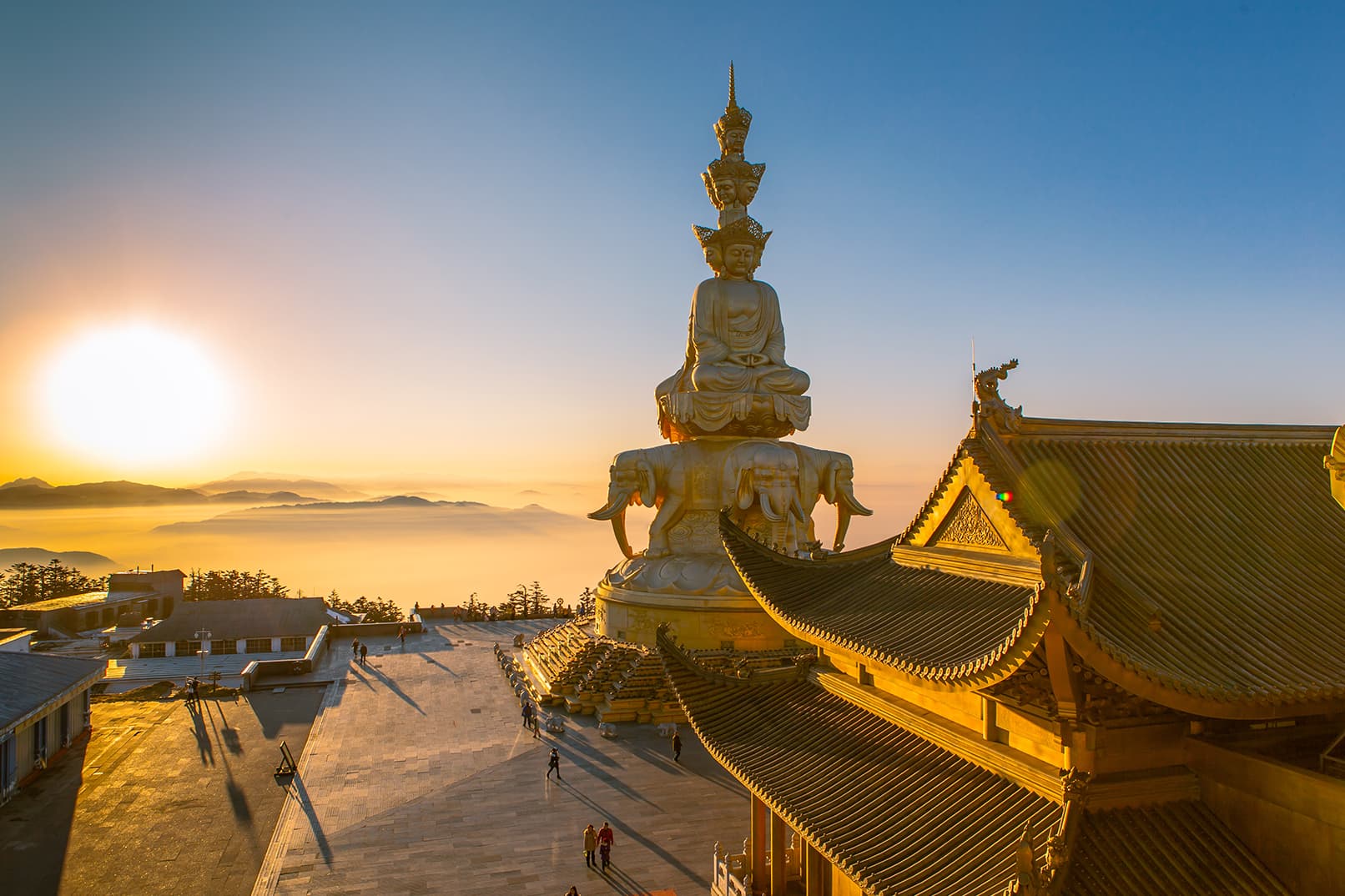 Exploring the Golden Summit of Mount Emei and the Giant Buddha of Leshan 