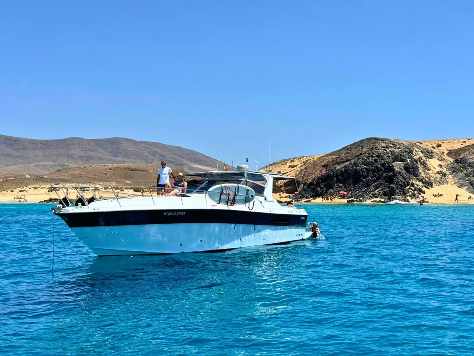 Papagayo Luxe Experience: Luxury Private Yacht Tour with Champagne to Welcome to the Papagayo Beaches
