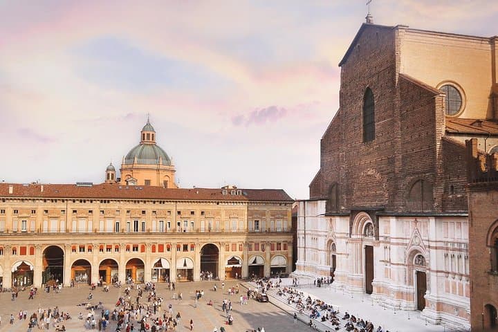 Bologna historical art walking tour with hidden gems and tastings