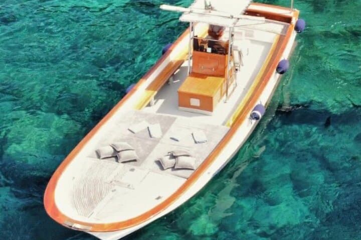 Private boat tour around Capri with Classy Gozzo