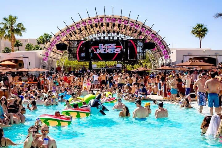 Las Vegas: VIP Pool Crawl with Party Bus, Express Entry & Drinks
