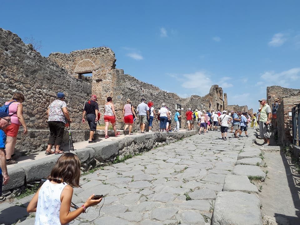 POMPEII RUINES PRIVATE guided tour with transfer service (up to 4 persons)