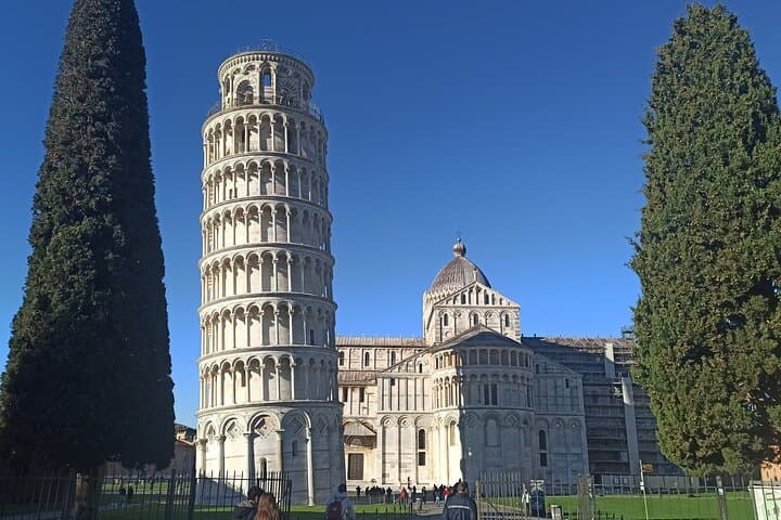 PRIVATE TRANSFER from Florence to Cinque Terre with stop in Pisa (2 hrs)