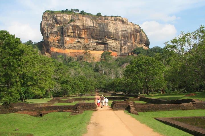 Sigiriya Rock Fortress and Dambulla Cave Day Tour From Negombo