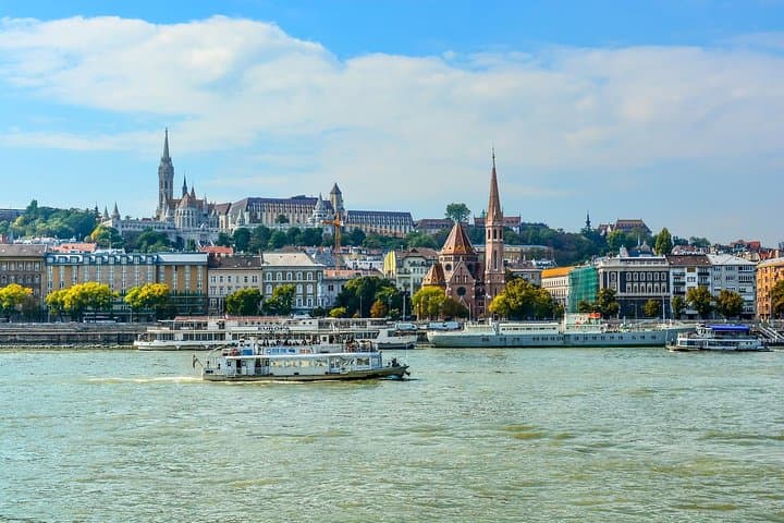 Private Scenic Transfer from Salzburg to Budapest with 4h of Sightseeing