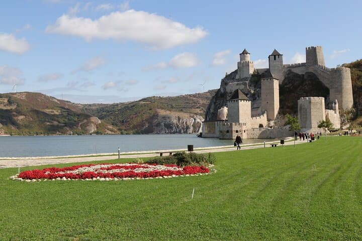 Full-Day Tour along Danube with Three Stronghold Sightseeing and Wine Tasting