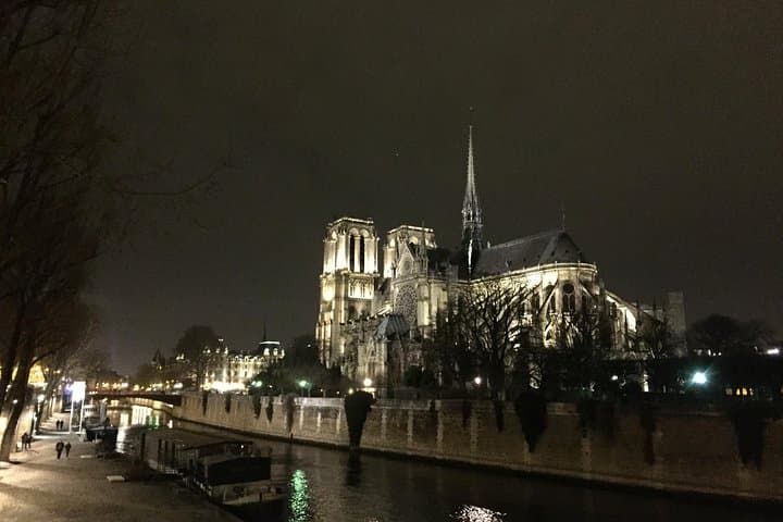 A City of Shadows: Dark Tales of Paris by Night