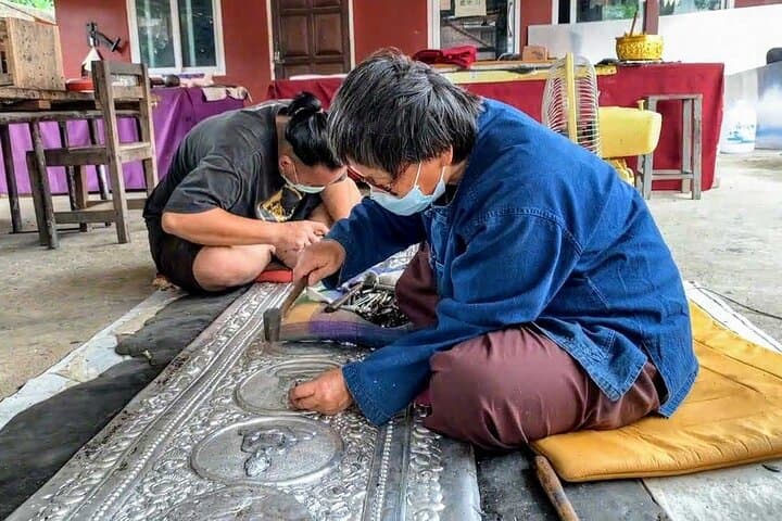 CNX - Talk to Buddhist monk & craft work in temple - share trip