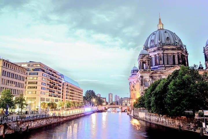 Transfer from Munich to Berlin: Private daytrip with 2 hours for sightseeing