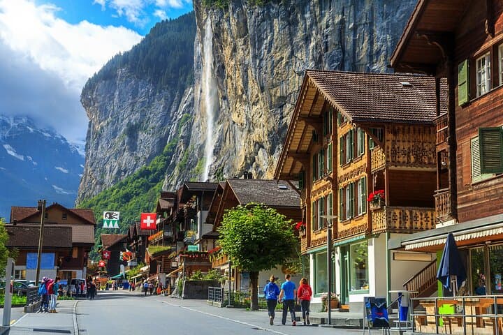 Mountain Majesty: Small Group Tour to Lauterbrunnen and Mürren
