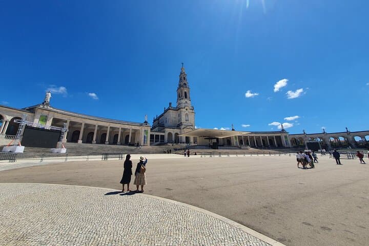 From Lisboa: Fátima, Batalha, Nazaré & Óbidos Private Tour