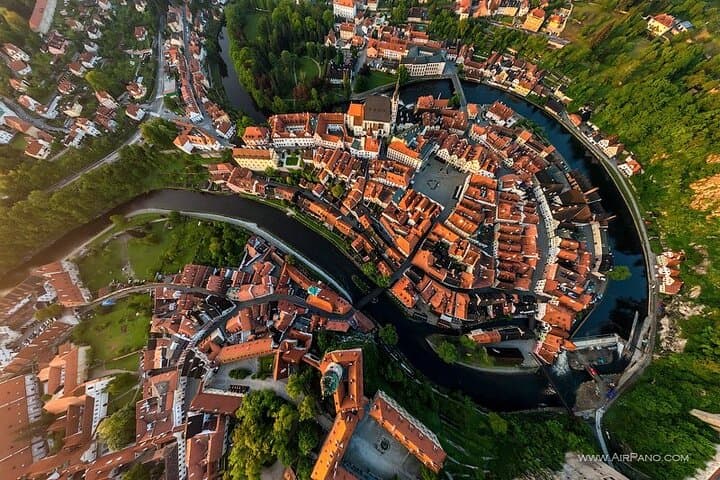 Prague to Vienna Private Transfer with Cesky Krumlov stop