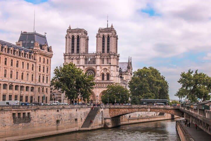 Paris Notre Dam to Pantheon Walking Tour with Pantheon Tickets