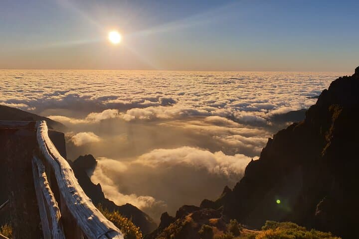 Sunrise in Areeiro Peak 