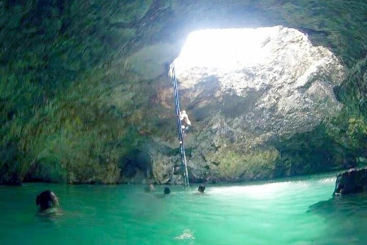 From Montego Bay: Blue Hole Mineral Spring and Rick's Cafe Tour