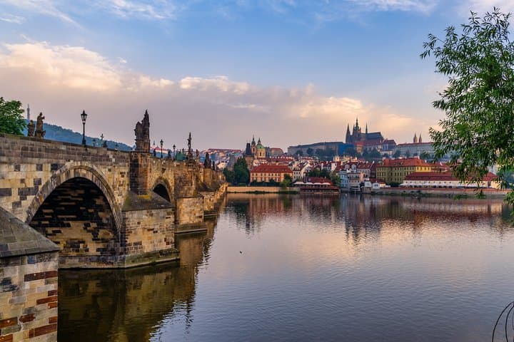 Private Transfer from Berlin to Prague with 2h of Sightseeing