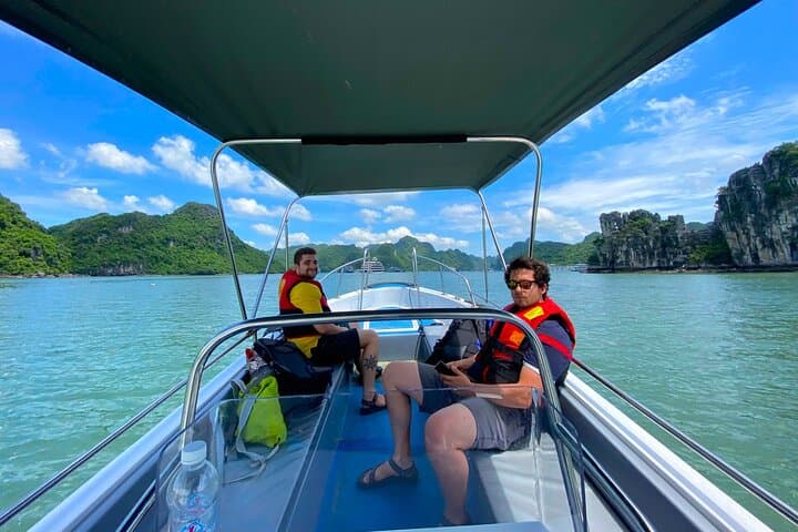 Halong: Private 2-Hour Scenic Canoe Journey in Lan Ha Bay