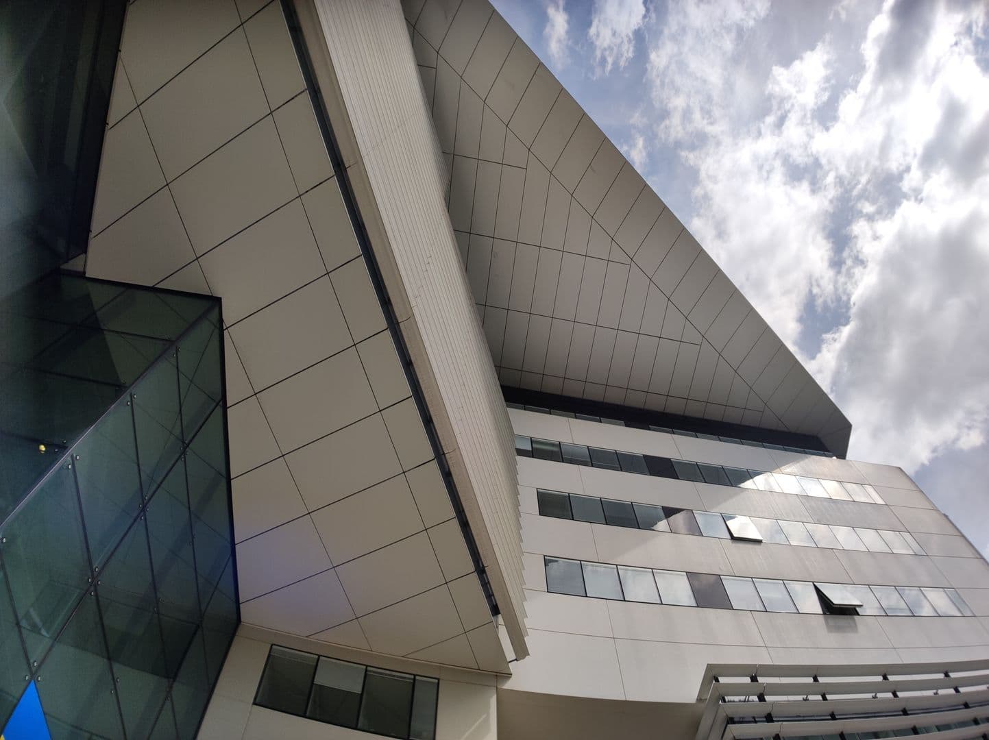 Meriadeck In App Tour: Brutal, Modern and Contradictory District of Bordeaux