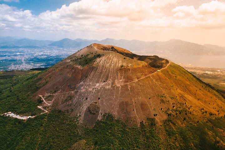 Private Transfer - Praiano to Naples with 2h of Sightseeing: Vesuvius or Pompeii
