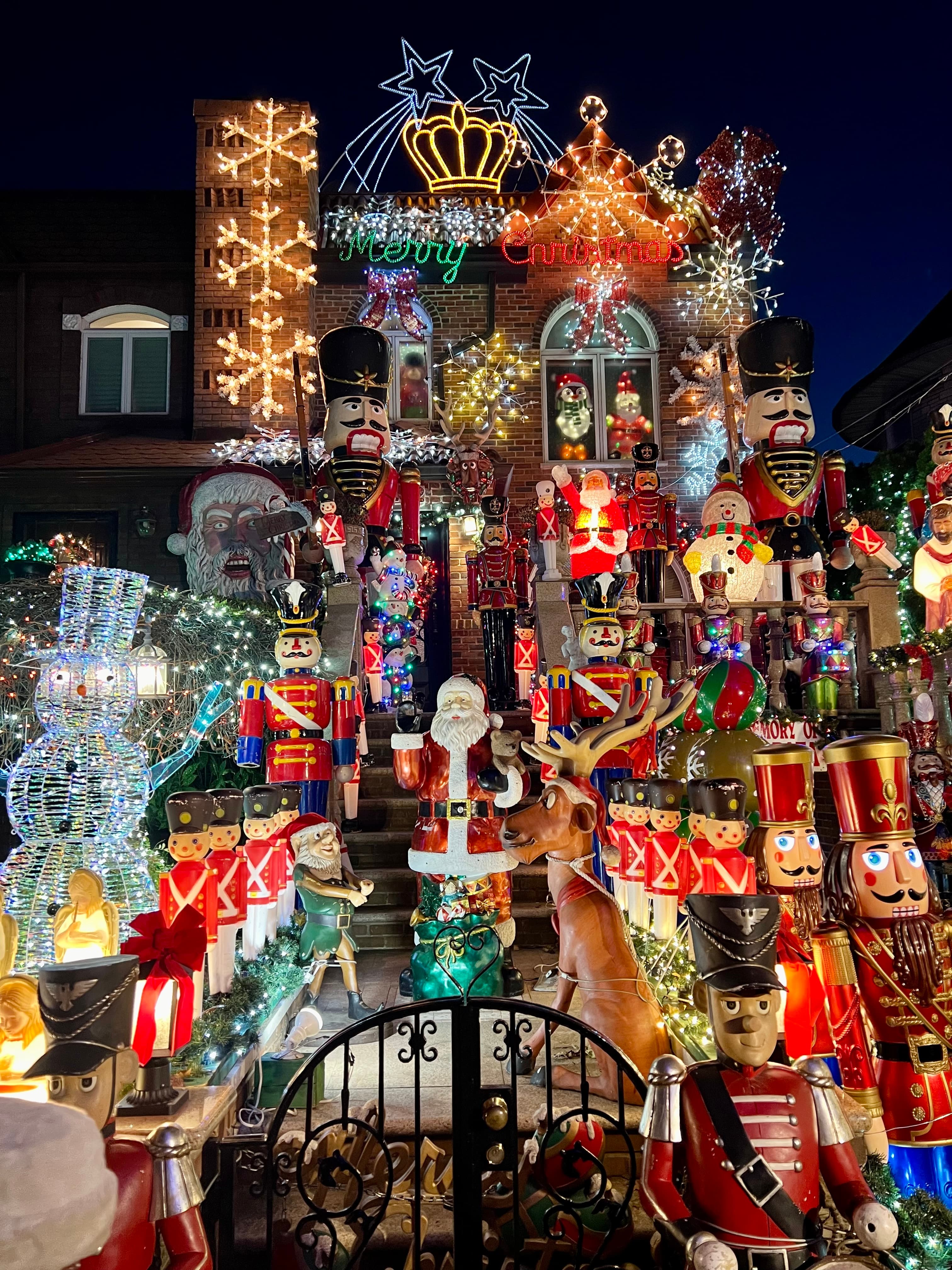 New York: Dyker Heights Christmas Tour