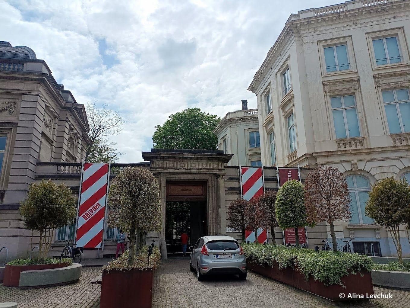 Brussels: Royal Palace to Stock Exchange Audio Tour