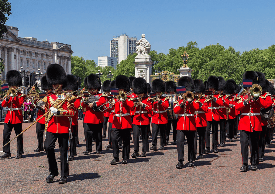 London: Changing of the Guard  and Royal Palaces Walking Tour