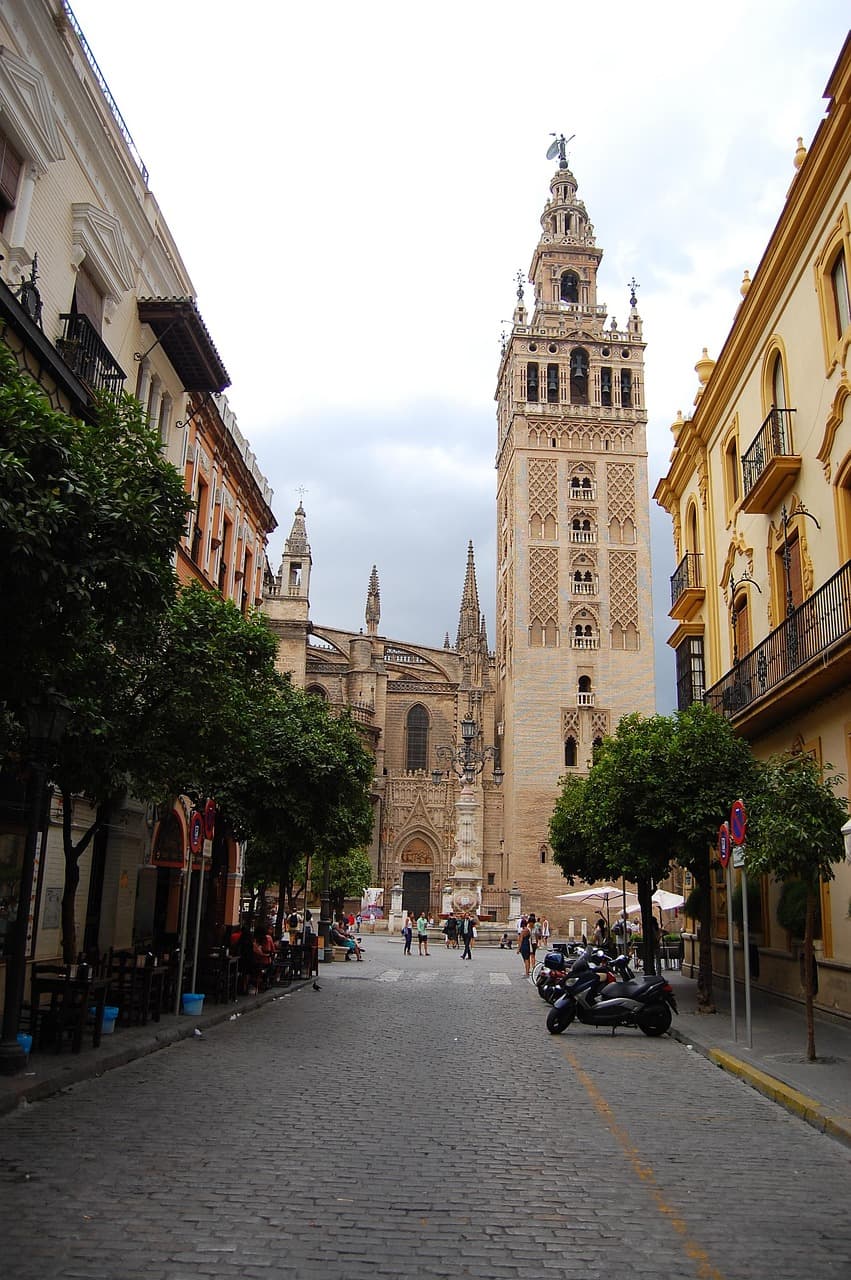 Seville: Exclusive City Highlights Tour with Guide