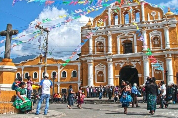  Explore the villages around Antigua