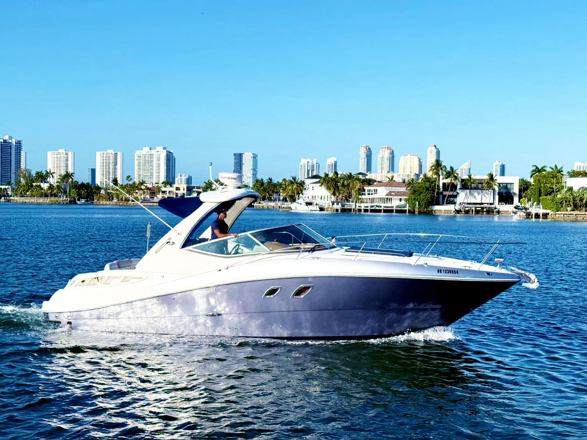 Luxury on board the Sea Ray Sundancer 35’ – The best nautical experience in Miami!