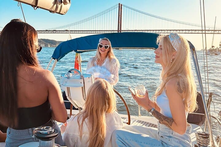 Lisbon Adventure: 2 Hours Tuk-Tuk Tours and 2 H Sunset Sailing 