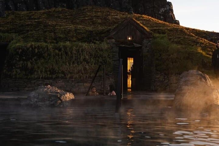 Sky Lagoon Transfers to/from Keflavík International Airport