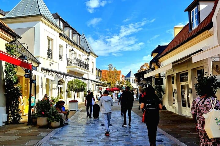 Round Transfer from Paris to La Vallee Village for 1-3 persons 