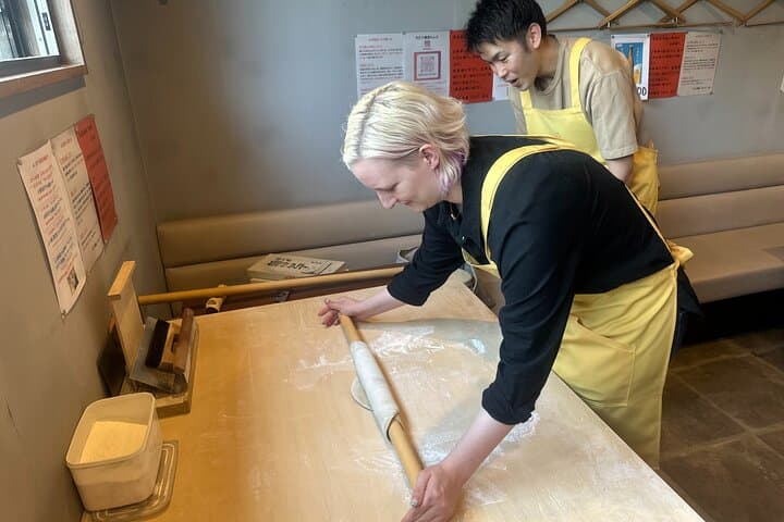 A pairing experience in Sapporo where you can enjoy tempura and 3 kinds of Hokkaido-only sake, along with a soba-noodle making experience!