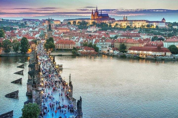 Budapest to Prague Private transfer with 2 hour sightseeing stop 