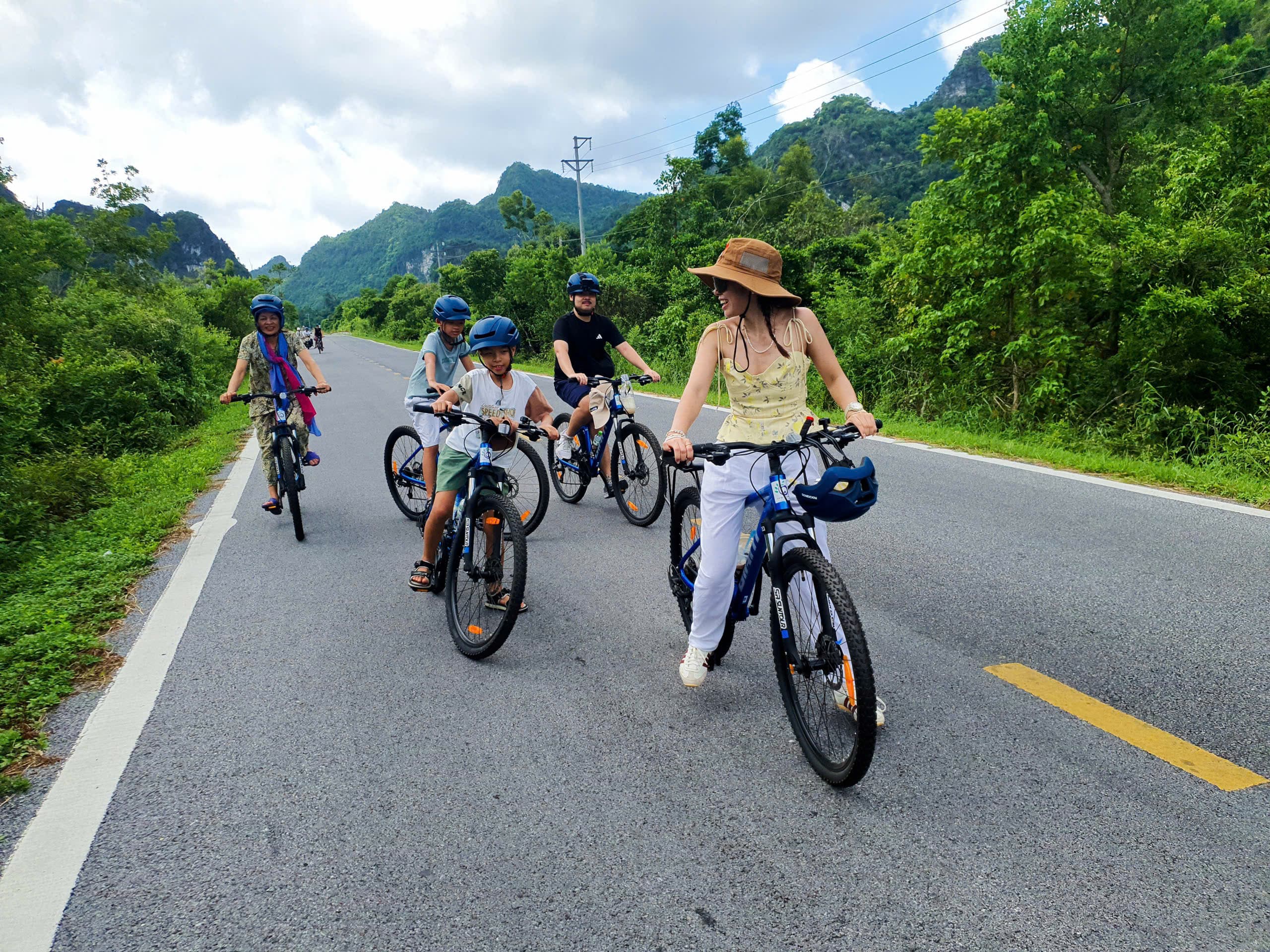 Easy Rider Cat Ba - National Park & Caving 1.5 hours