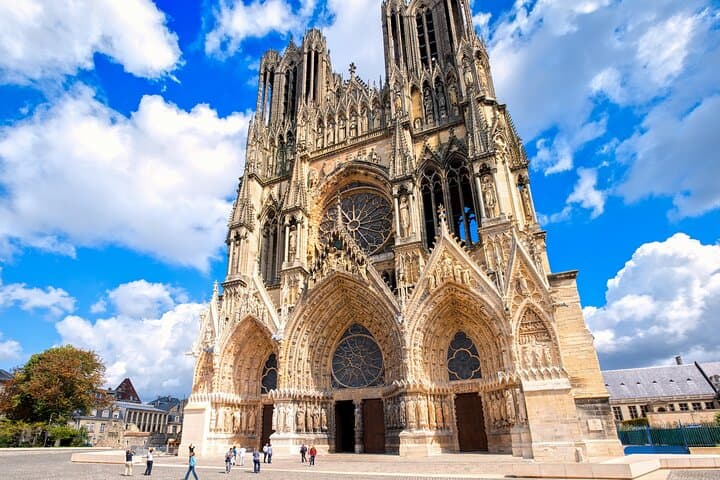 Holiday Taxi - from Brussels to Reims with 2h Stop in Waterloo