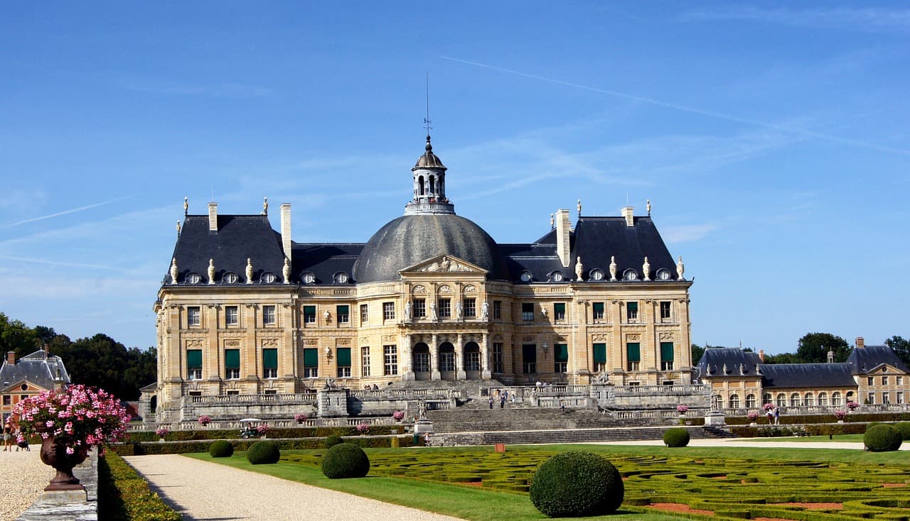 VAUX LE VICOMTE Castle Half Day Trip - LICENSED DRIVER-GUIDE  