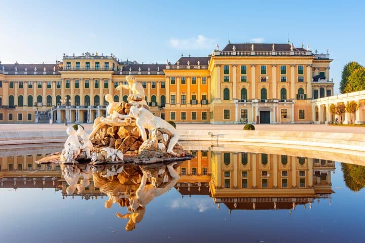 Private Transfer from Budapest to Vienna with 2h of Sightseeing, Local Driver